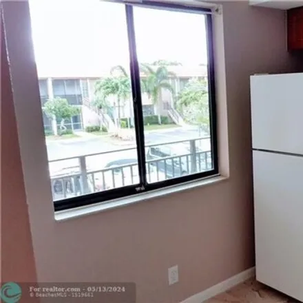 Image 4 - 425 Lakeview Drive, Weston, FL 33326, USA - Condo for sale