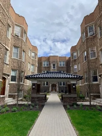 Rent this 2 bed condo on 541-549 West Brompton Avenue in Chicago, IL 60657