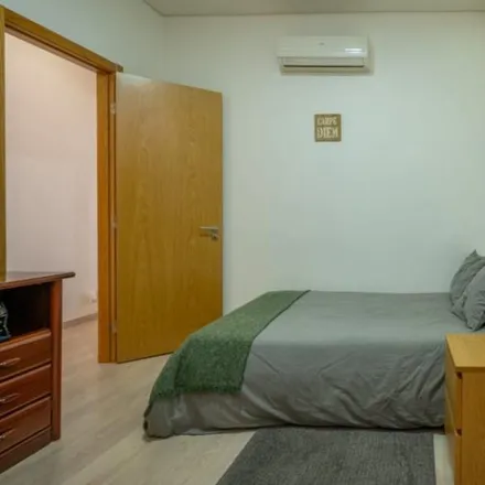 Rent this 4 bed room on Pastelaria Bélgica in Rua Filipe da Mata 1, 1600-021 Lisbon
