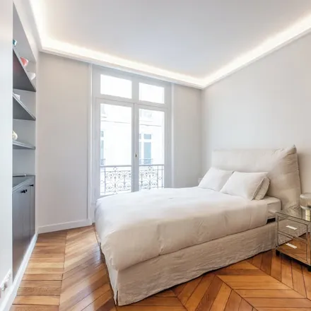 Rent this 4 bed apartment on Paris in Rue de Paris, 97400 Saint-Denis