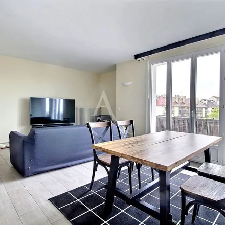 Rent this 4 bed apartment on 77 Avenue du Vercors in 78310 Maurepas, France