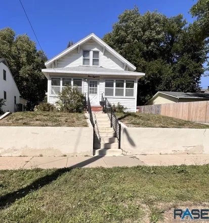 Buy this 4 bed house on 918 West 4th Street in Sioux Falls, SD 57104