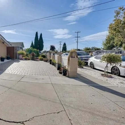 Image 5 - 27418 Portsmouth Avenue, Hayward, CA 94545, USA - House for sale