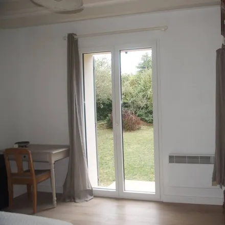 Rent this 4 bed house on Route de Pernes in 84210 La Roque-sur-Pernes, France