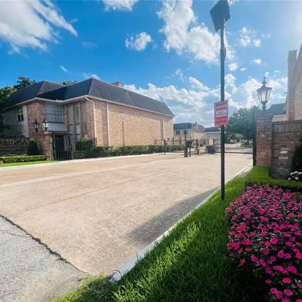 Image 2 - 2226 S Piney Point Rd Apt 104, Houston, Texas, 77063 - House for sale
