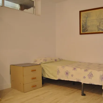 Rent this 2 bed room on Madrid in Instituto de Educación Secundaria Los Rosales, Calle Gardenia