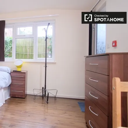Rent this studio apartment on Melrose Avenue in London, NW2 4JX