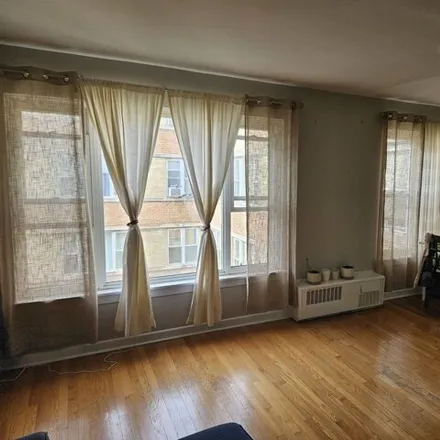 Buy this 1 bed condo on 2424 West Estes Avenue in Chicago, IL 60645