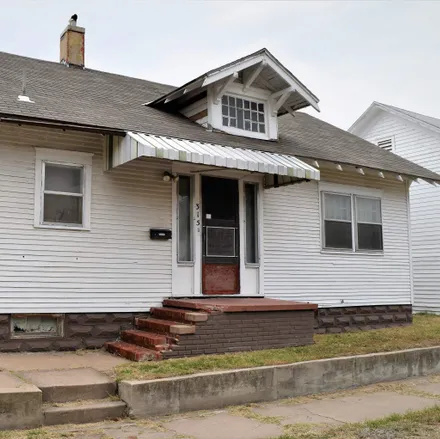Buy this 2 bed house on 307 North Maple Street in Hutchinson, KS 67501