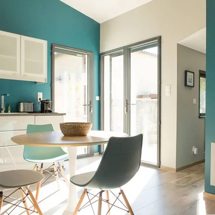 Rent this 1 bed apartment on 30400 Villeneuve-lès-Avignon