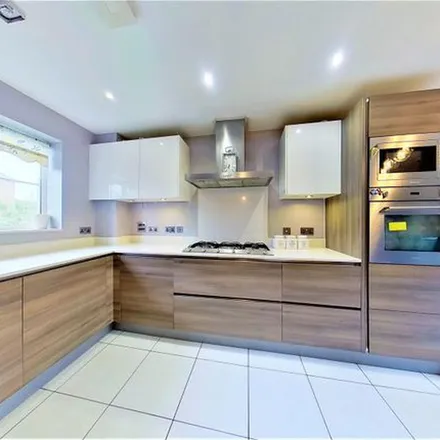 Rent this 5 bed apartment on Tomswood Road in Grange Hill, Chigwell