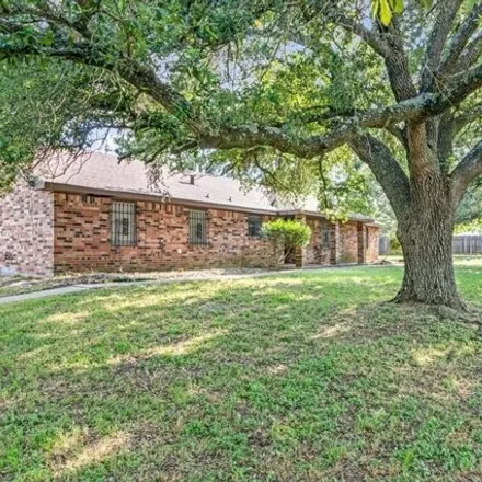 Image 2 - 806 East Yeagua Street, Groesbeck, TX 76642, USA - House for sale