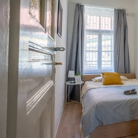Rent this 4 bed room on Yong Xing Kínai gyorsbüfé in Budapest, Üllői út