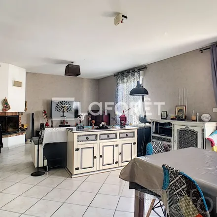 Rent this 5 bed apartment on 11 Rue du Groupe Bleu et Jonquille in 51000 Châlons-en-Champagne, France