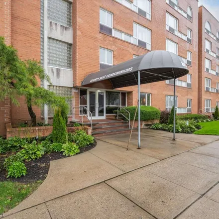 Rent this 1 bed apartment on County Seat Condominiums in 205 Mineola Boulevard, Village of Mineola