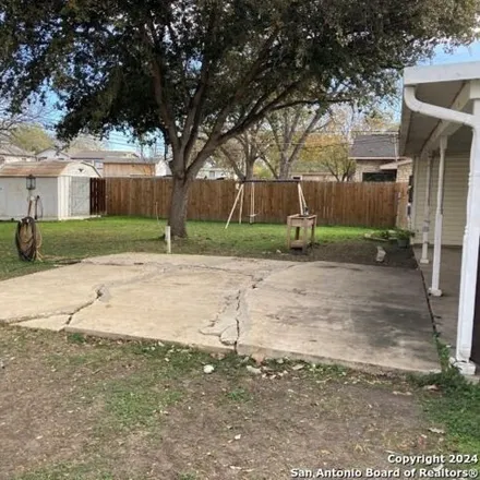 Image 4 - 1099 Dollarhide Avenue, San Antonio, TX 78223, USA - House for sale