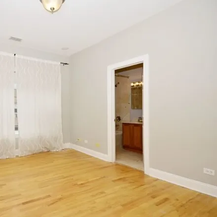 Rent this 3 bed condo on 5923 North Winthrop Avenue in Chicago, IL 60660