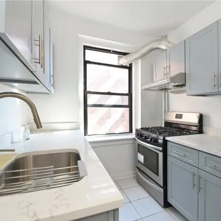 Image 2 - 62-64 Saunders Street, New York, NY 11374, USA - Apartment for sale