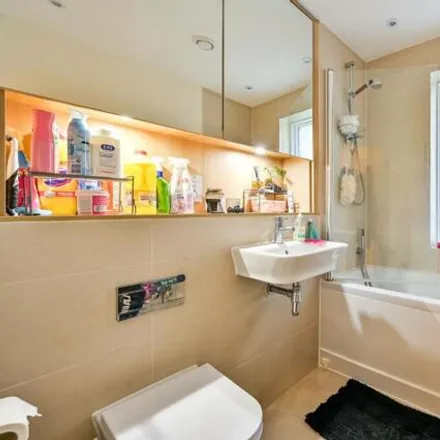 Image 7 - Hankins House, 20 Peartree Way, London, SE10 0HY, United Kingdom - Apartment for sale