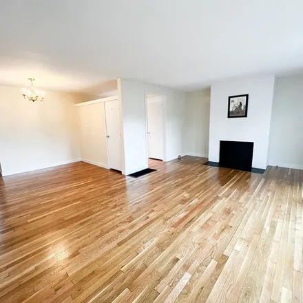 Rent this 2 bed apartment on 11 Oak Street in Wellesley, MA 02482