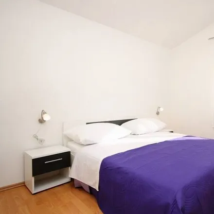 Rent this 5 bed house on 21222 Općina Marina