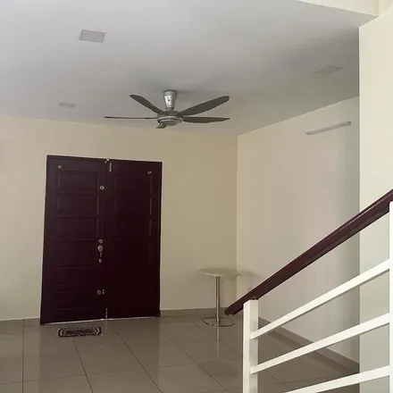 Rent this 4 bed apartment on Persiaran Astana / KU 2 in Bandar Bukit Raja, 41150 Klang Municipal Council