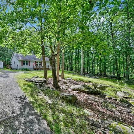 Image 1 - 272 Falling Waters Boulevard, Westcolang Park, Pike County, PA 18435, USA - House for sale