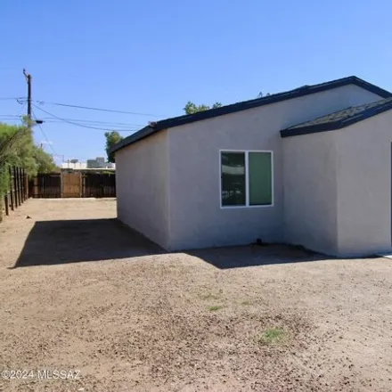 Rent this 3 bed house on 207 W Ohio St in Tucson, Arizona