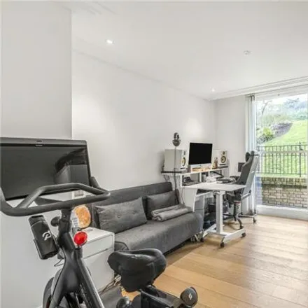 Image 9 - Theodore Lodge, Hillyard Place, Cottenham Park, London, SW20 0ED, United Kingdom - Room for rent