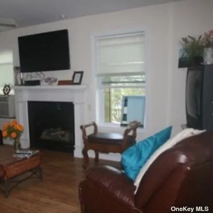 Image 3 - 201 Cottage Walk, Village of Ocean Beach, Islip, NY 11770, USA - House for rent