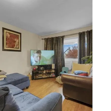 Image 2 - 925 East 216th Street, New York, NY 10469, USA - House for sale