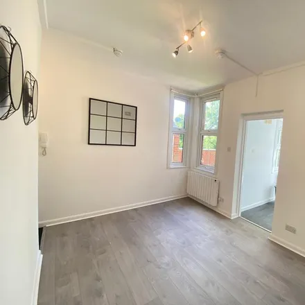 Image 3 - Priory Road, High Wycombe, HP13 6SL, United Kingdom - Apartment for rent