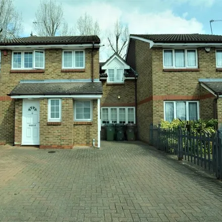Rent this 4 bed duplex on Robeson Way in Borehamwood, WD6 5RY