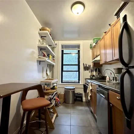 Image 6 - 30-49 Crescent Street, New York, NY 11102, USA - House for rent