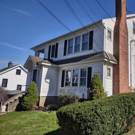 Rent this 1 bed house on 112 Grove Street in Glen Ridge, Naugatuck