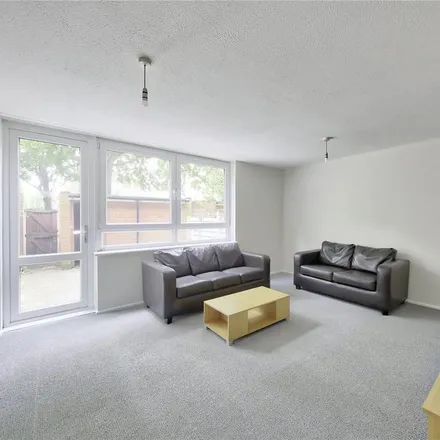 Rent this 3 bed apartment on unnamed road in London, SW11 3PR