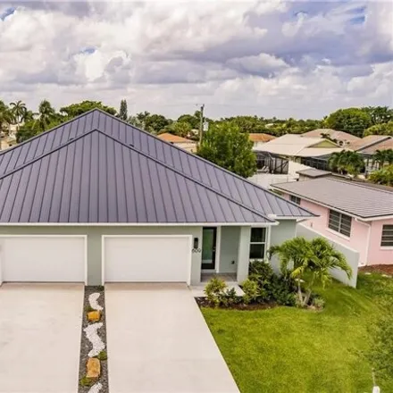 Buy this studio house on 607 107th Avenue North in Collier County, FL 34108