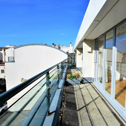 Rent this 3 bed townhouse on Golden Lane in Brighton, BN1 2BN