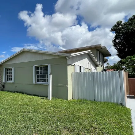 Image 1 - 3355 Village Green Drive, Miami-Dade County, FL 33175, USA - Loft for sale