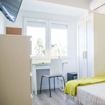 Rent this 5 bed room on Calle de Mariano Benlliure in 46100 Burjassot, Spain