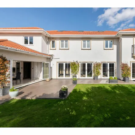 Image 3 - Anthony Close, London, NW7 4QS, United Kingdom - House for sale