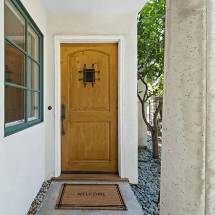 Image 2 - 10542 Valley Spring Ln, California, 91602 - Townhouse for sale
