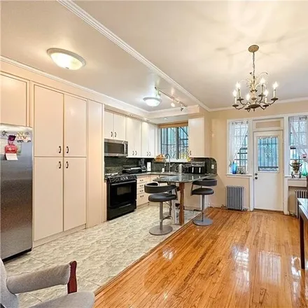 Image 5 - 18 Corbin Place, New York, NY 11235, USA - House for sale