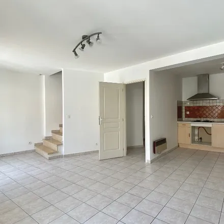 Rent this 3 bed apartment on 17 Avenue Gabriel Péri in 13560 Sénas, France