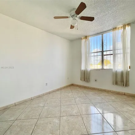 Image 4 - 810 West 38th Terrace, Hialeah, FL 33012, USA - Apartment for rent