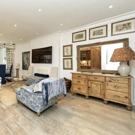 Rent this 4 bed room on 70-72 Cadogan Square in London, SW1X 0JS