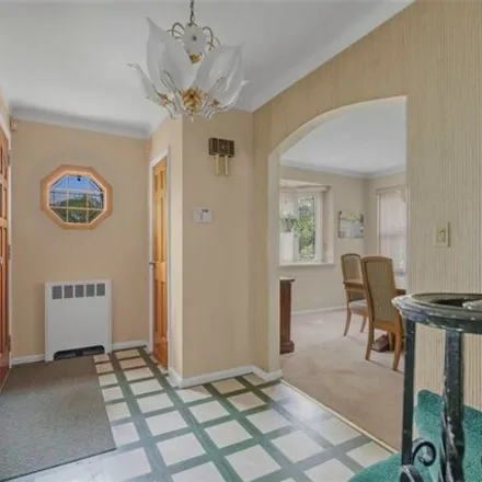 Image 3 - 2201 Pearsall Avenue, New York, NY 10469, USA - House for sale