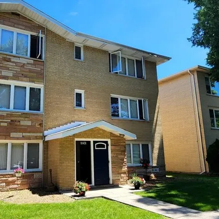 Rent this 3 bed condo on 10431 S Keating Ave Apt 4 in Oak Lawn, Illinois