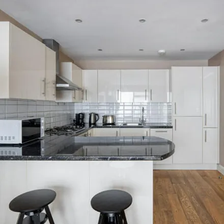 Image 4 - 18 Notting Hill Gate, London, W8 4QY, United Kingdom - Room for rent