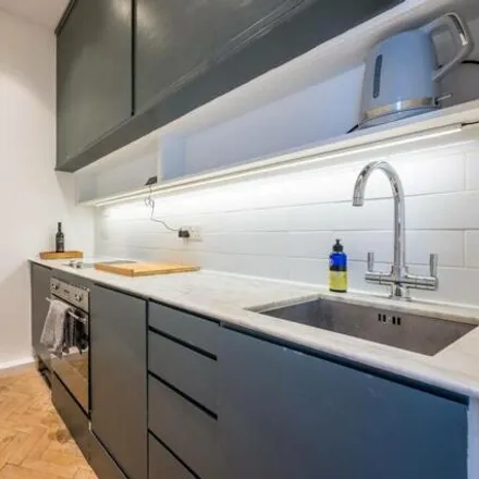 Image 7 - Calthorpe Street, Camden, London, Wc1x - Apartment for rent